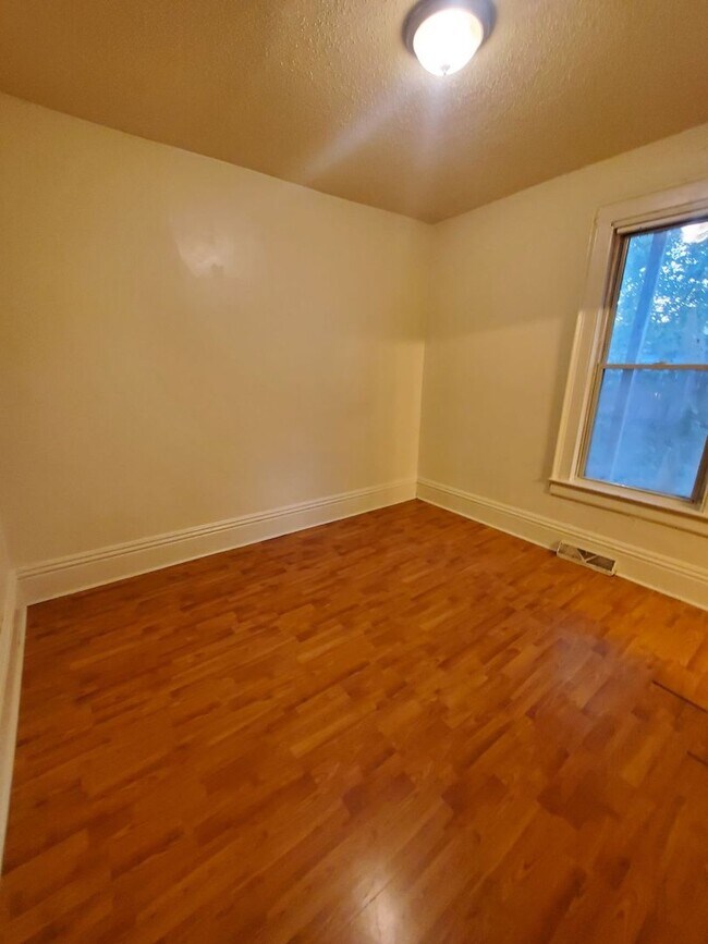 Building Photo - 821-823 Grand Ave. (Duplex)(ACE PROPERTY)