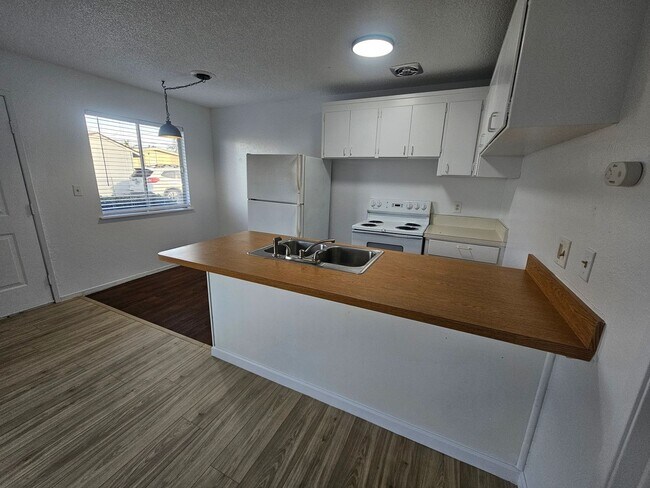 Foto del edificio - 1 Bedroom 1 Bath Triplex Unit in Los Molinos!