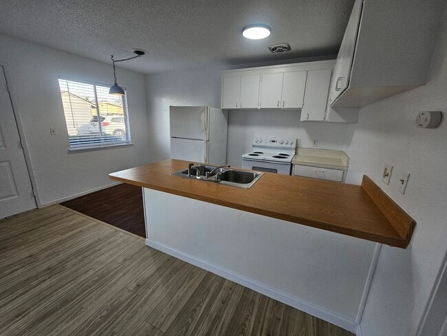 Building Photo - 1 Bedroom 1 Bath Triplex Unit in Los Molinos!
