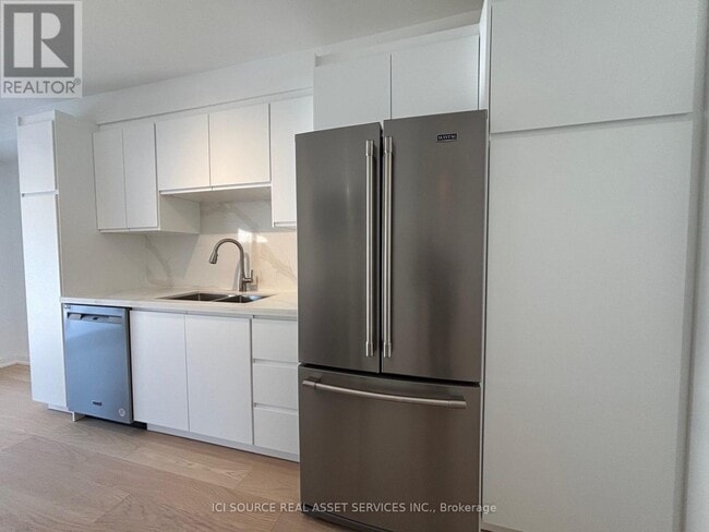 Building Photo - 851 Sweetwater Crescent