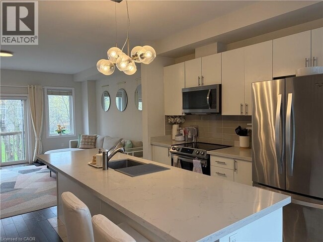 Building Photo - 122 Dundas St E