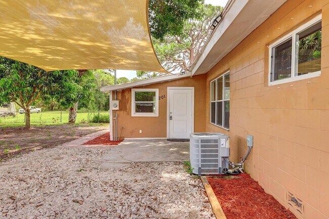 Foto del edificio - 201 Dixieland Drive
