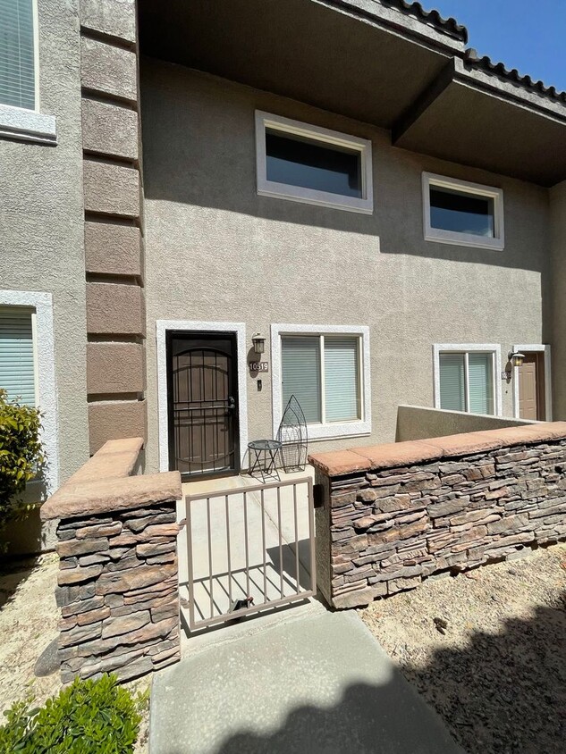 Foto principal - 2 Story Townhouse in Gated Community! Avai...