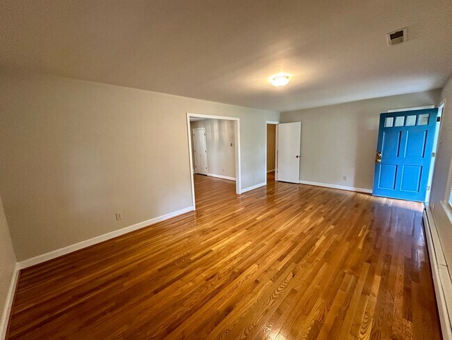 Building Photo - 3-Bedroom in the Avenues with Full Basement!