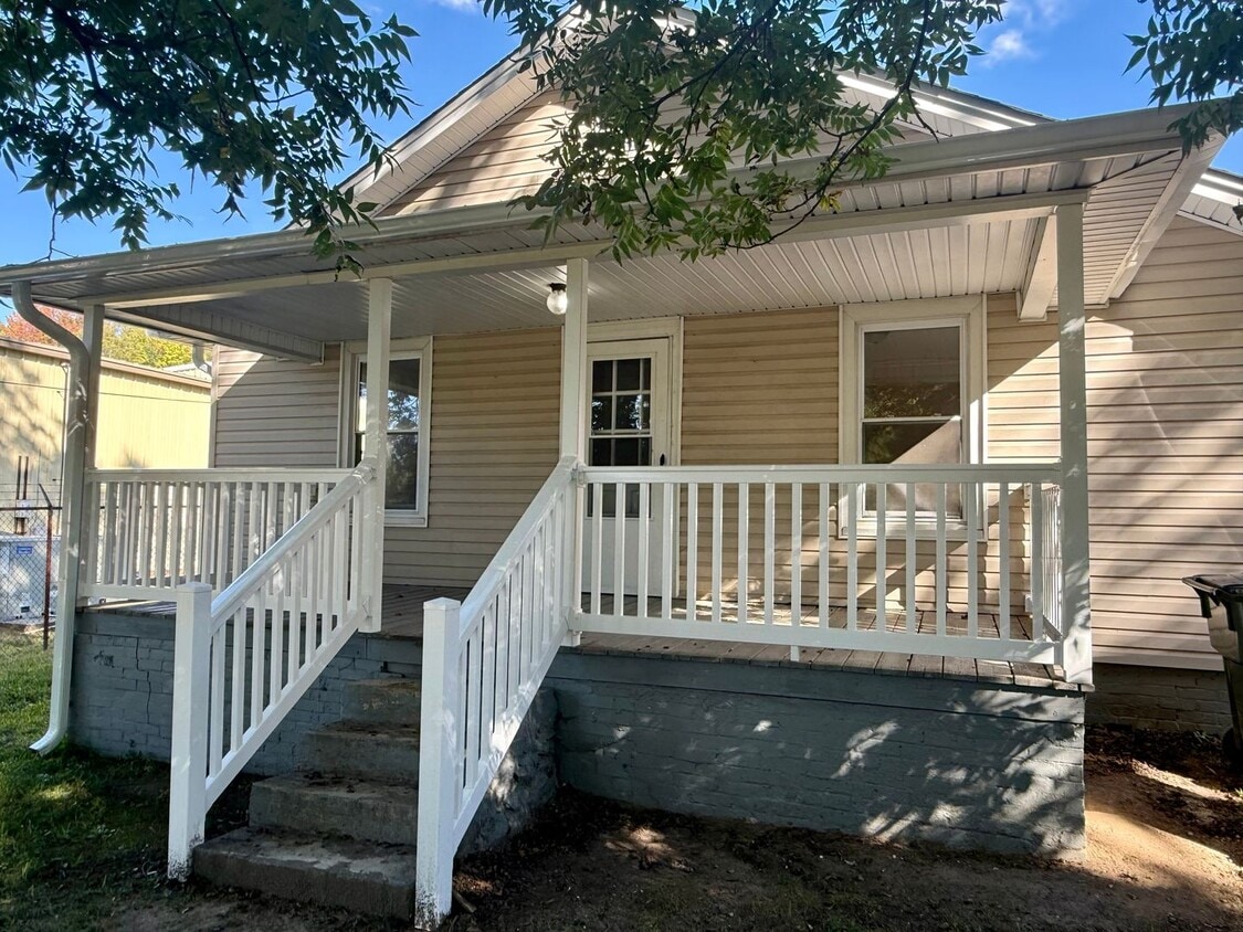 Foto principal - Three bedroom, 1 bath house in Burlington