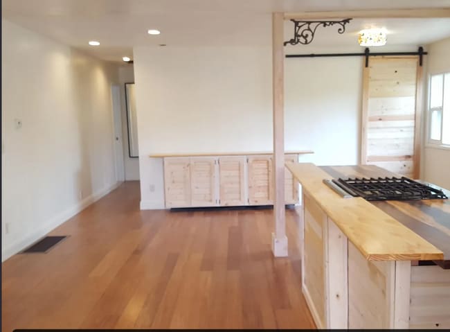 Foto del edificio - 699 Lottie St