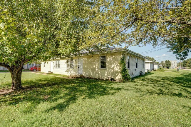 Building Photo - Spacious 3 Bedroom, 1 Bathroom Duplex