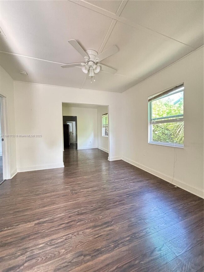 Foto del edificio - 920 NW 22nd Ct