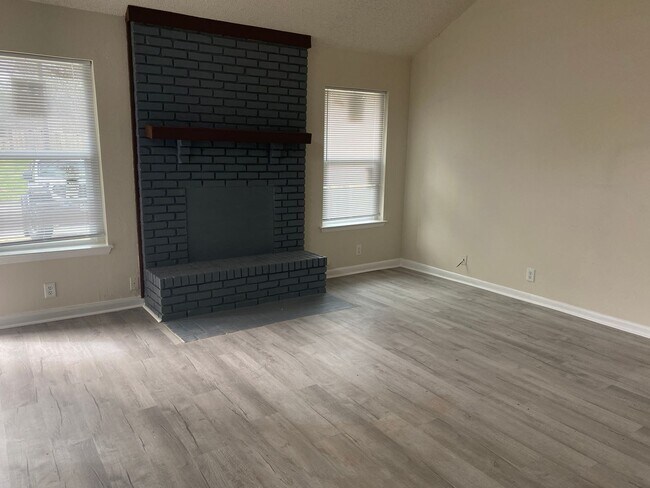 Building Photo - Remodeled 1/1.5 Duplex in Quiet Denison Ne...