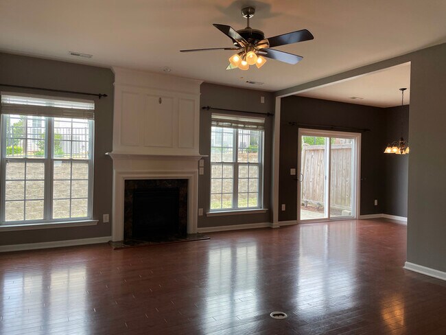 Building Photo - 3 Bedroom Townhome with 2 Car Garage