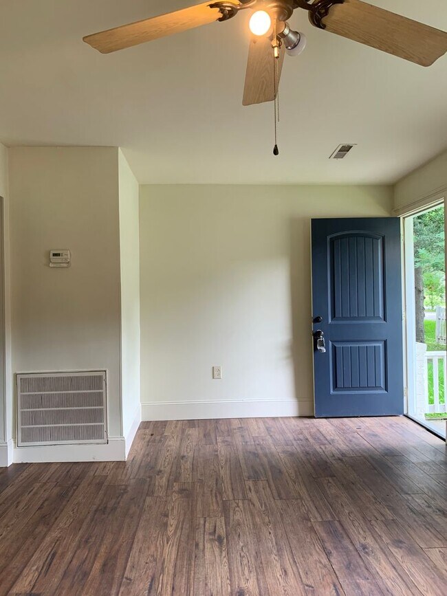 Building Photo - Home in West Ashley Available!