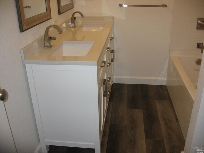 Building Photo - 6 Burgundy Way