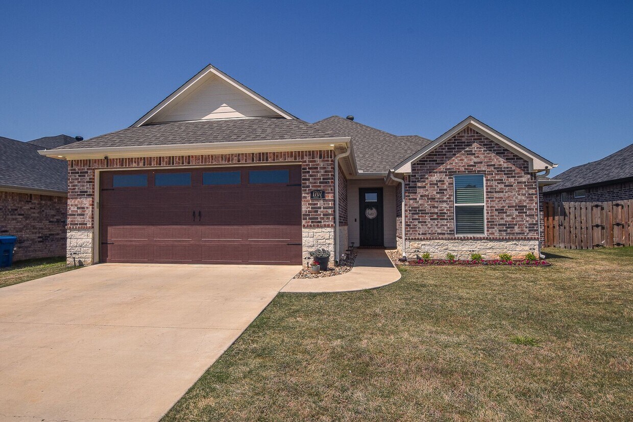Foto principal - Stunning 3 bedroom 2 bath rental in Whiteh...