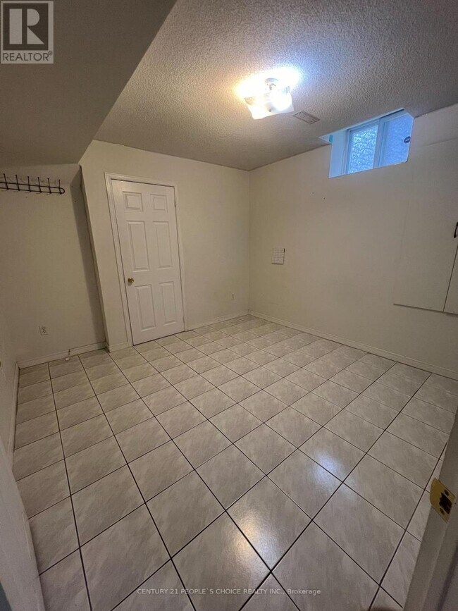 Building Photo - 558 Kaiser Dr