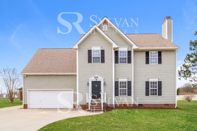 Building Photo - Easy living in this 3 BR, 2.5 BA home