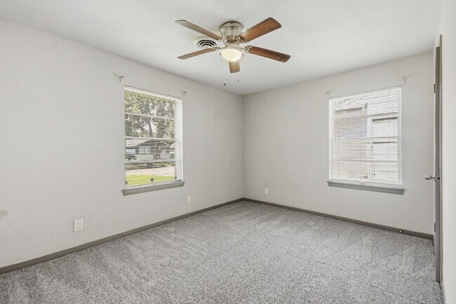 Building Photo - 4-Bedroom in Baytown's Craigmont Place with Washer, Dryer, and Fridge Included.