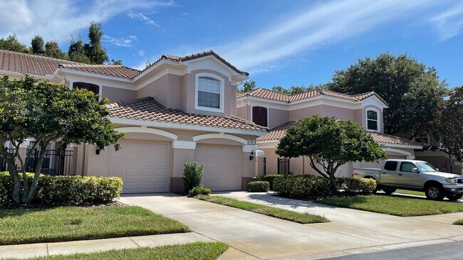 Frente - 824 Lantern Way