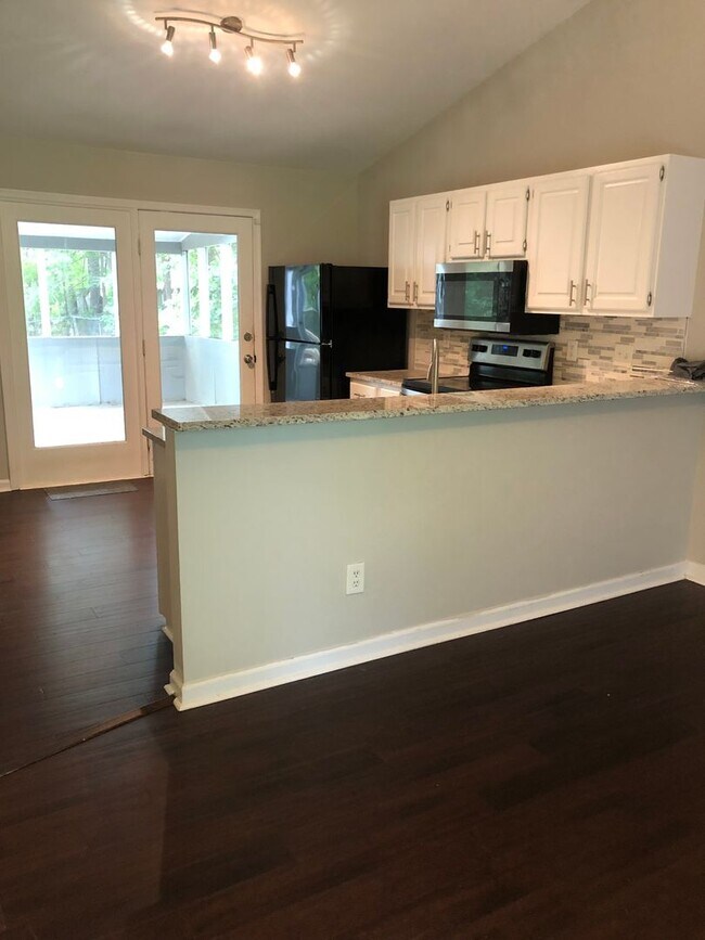 Foto del edificio - Charming 3BR Home with Screened Porch & La...