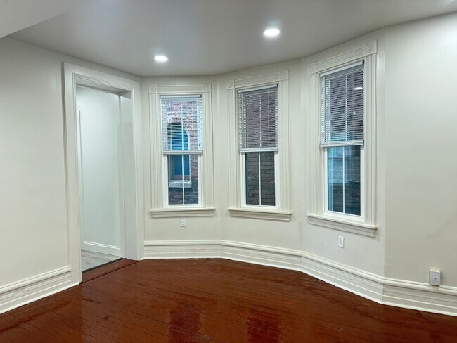 Foto del edificio - Newly Renovated 3 Bedroom 2 Bathroom Apartment in Prime Location - Washer/dryer in unit!