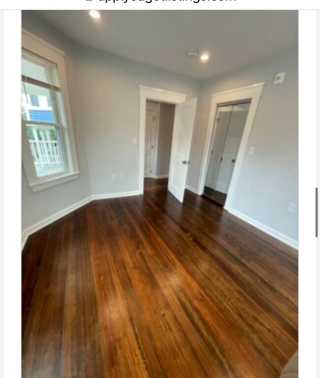 Foto del edificio - 33 Raymond Ave