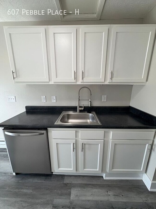 Foto del edificio - 607 Pebble Pl Dr