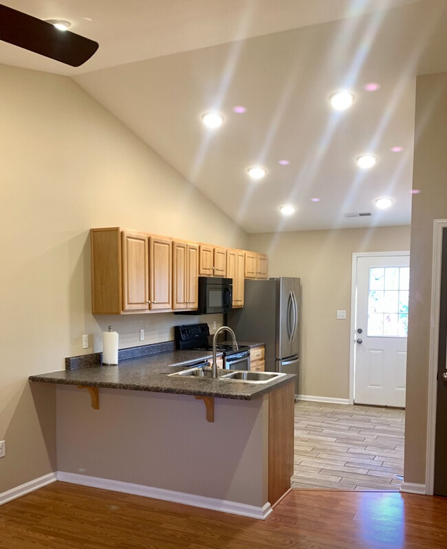 Building Photo - 1256 Dean Dr