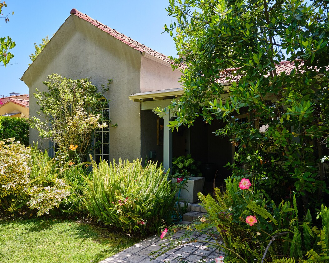 564 N Beachwood Dr, Los Angeles, CA 90004 House for Rent in Los