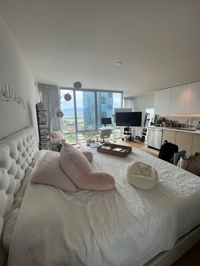 Building Photo - 1001 Queen St