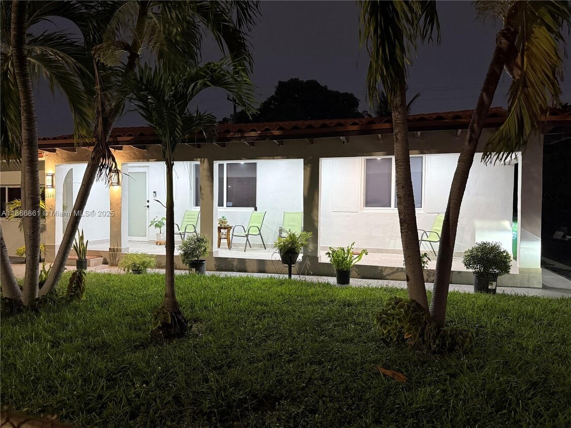 Foto principal - 3889 NW 4th St