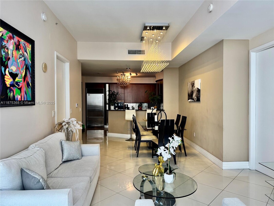 Foto principal - 18101 Collins Ave