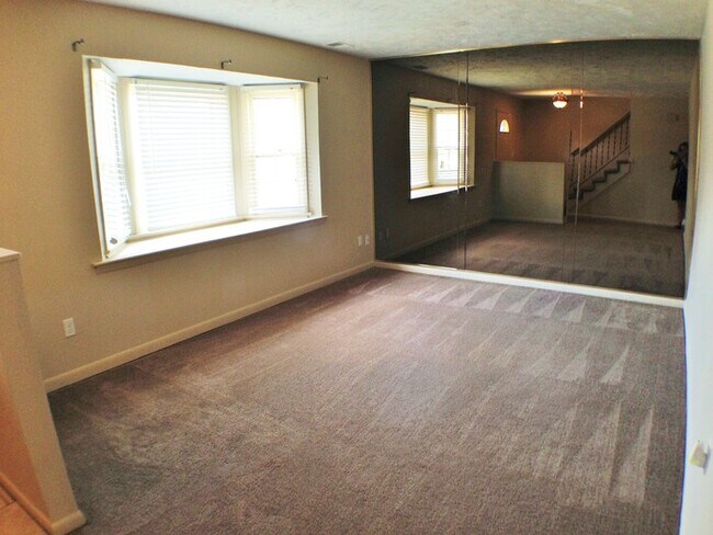 Foto del edificio - COZY YET SPACIOUS 4 BED/2.5 BATH TOWNHOME!...