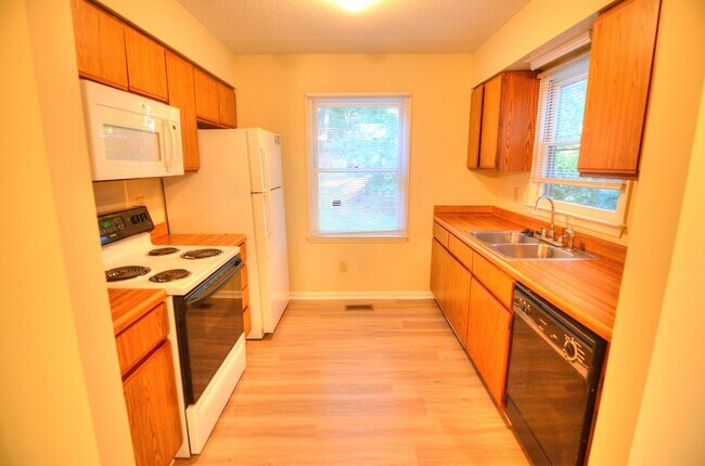 Foto del edificio - Walk to Downtown Carrboro From This End Unit Townhome!