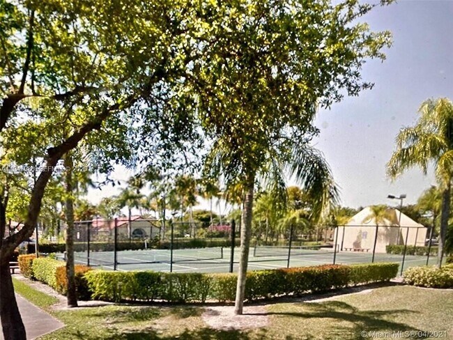 Foto del edificio - 901 Lyons Rd