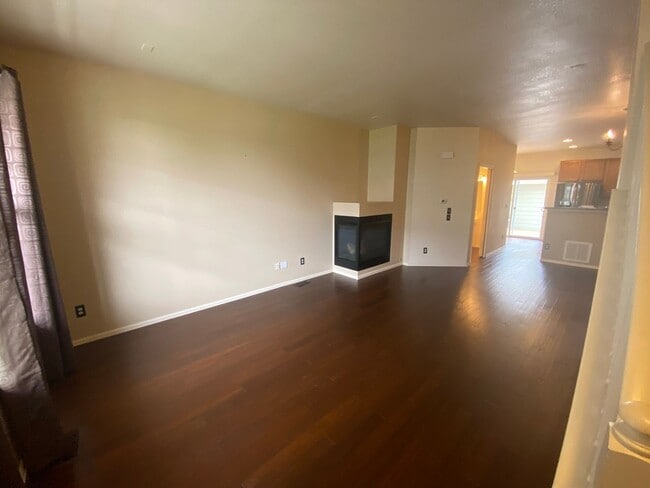 Foto del edificio - Beautiful 2 Bedroom 2 1/2 Bath Townhome in...