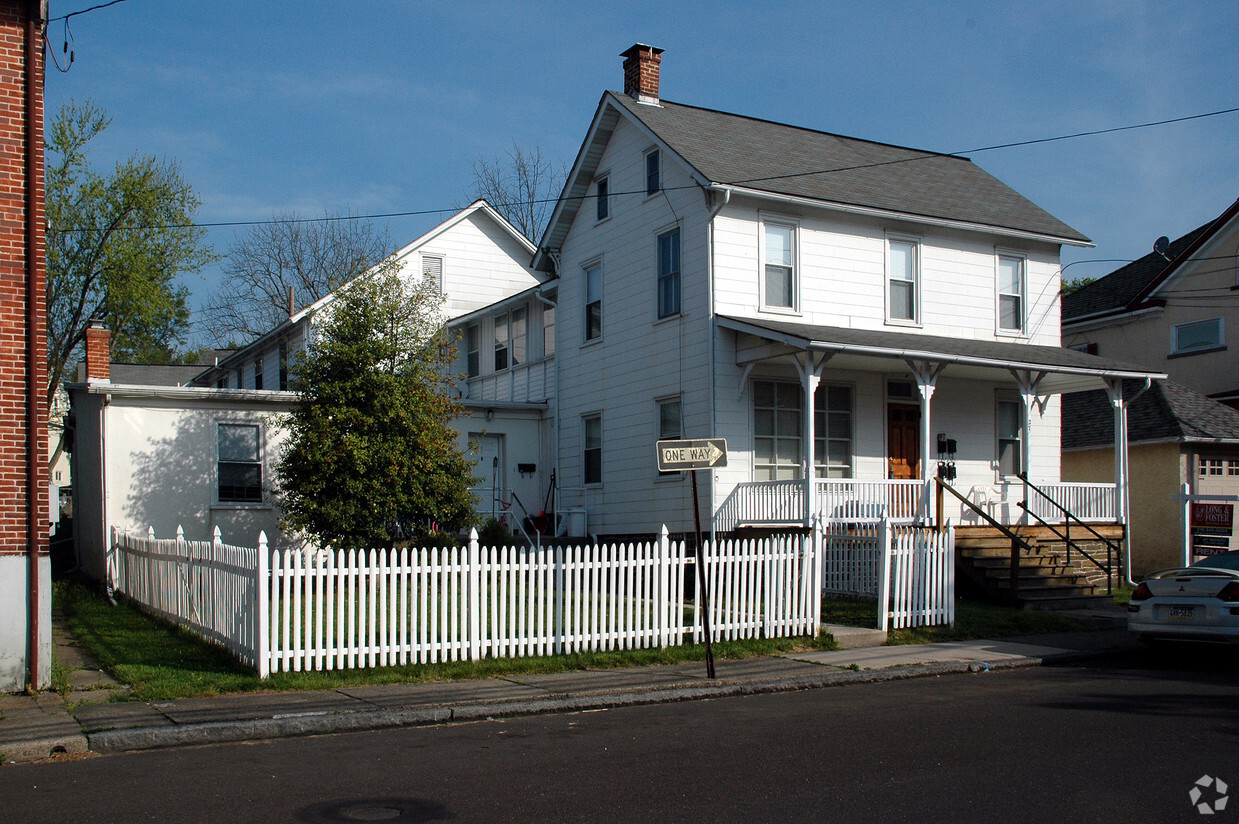 Building Photo - 27 E Walnut St