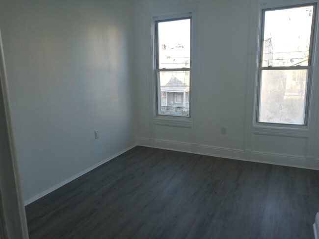 Building Photo - 206 Elton St