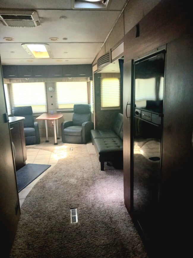 Foto del edificio - 6085 Clark Rd