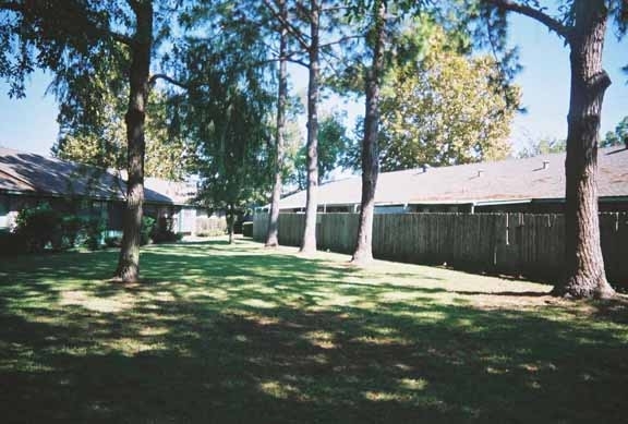 Building Photo - Village Green Townhomes