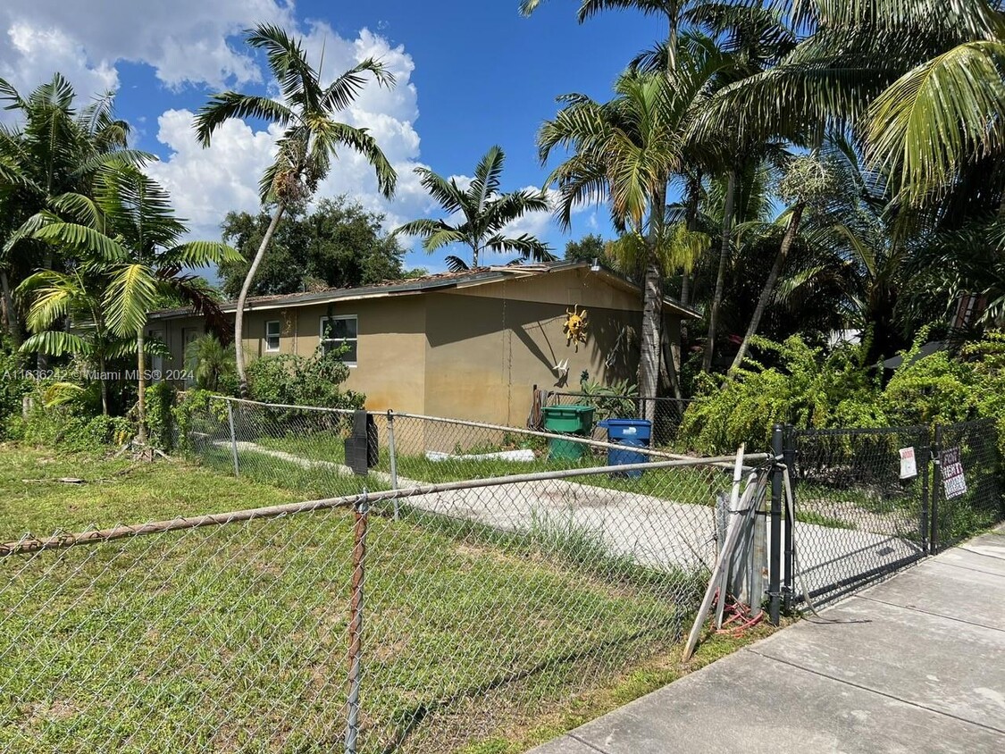 Foto principal - 3923 NW 164th St