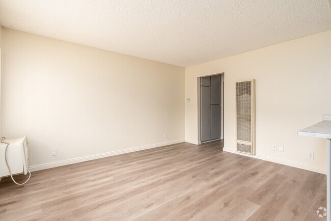 1 habitación, 1 baño, 527 pies cuadrados, sala de estar - Lake Street Apartments