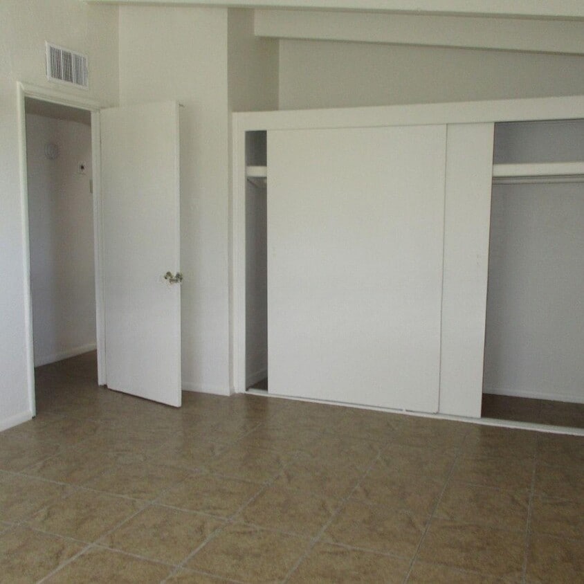 Building Photo - 2631 N Fair Oaks Ave