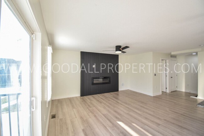 Foto del edificio - 2 Bedroom 2.5 Bath 2 car garage Townhome i...