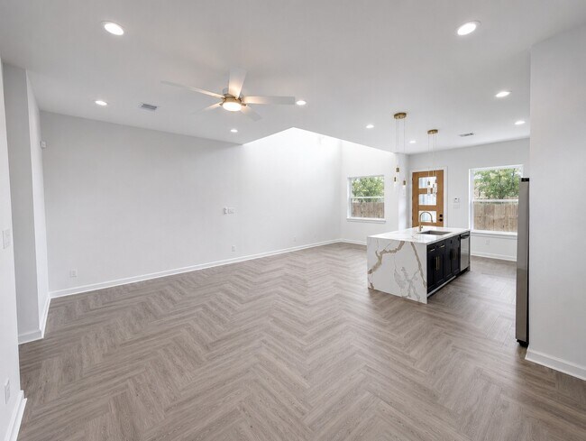 Building Photo - 5018 Dieppe St