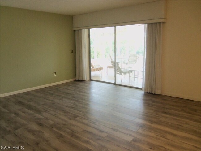 Foto del edificio - 24701 Paradise Rd