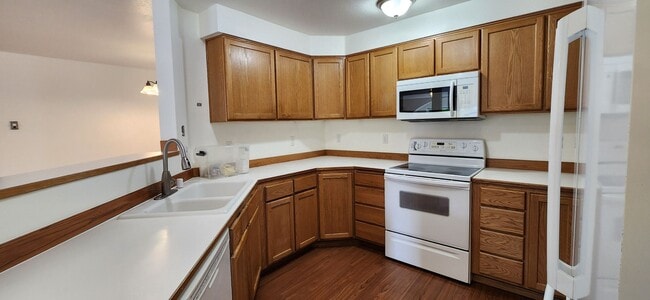 Building Photo - Refreshed 2 bed 2 bath Everett Condo $2099...