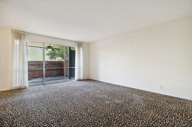 Foto del edificio - Spacious townhouse for rent! CPS & WATER INCLUDED WITH RENT !