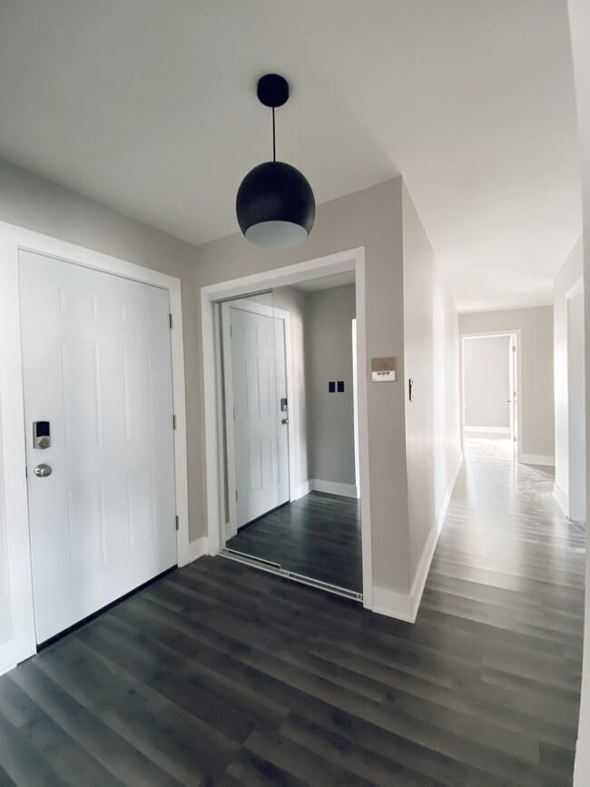 Entry/hallway - 2599 W McNichols Rd