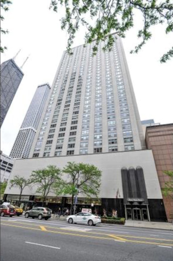 Edificio ubicado en 777 N. Michigan Ave. - 777 N Michigan Ave