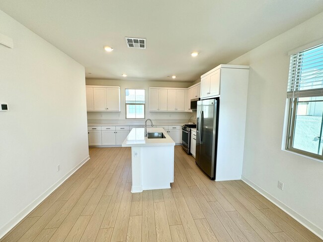 Building Photo - **2 weeks free rent if you move in by 12/3...