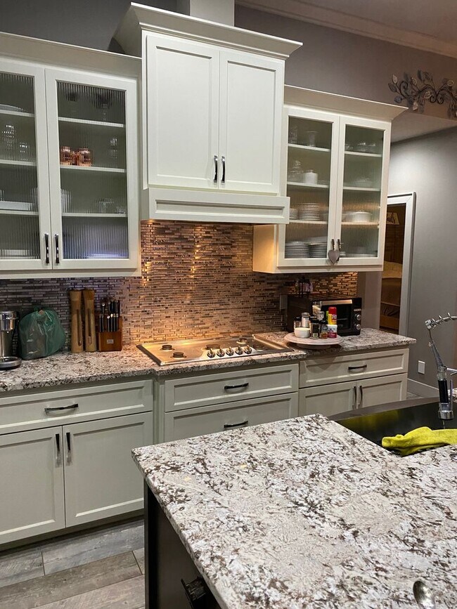 Foto del edificio - VIDEOTOUR: Executive-Style Custom Home, Incredible Quality! PETS WELCOME